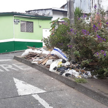 A dos esquinas del barrio Linares en Manizales las volvieron acopio de basuras